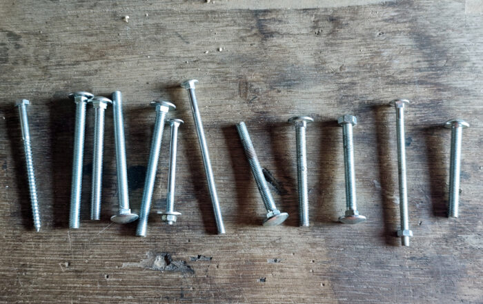 how do carriage bolts work